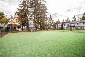 the preserve at ballantyne commons apartment community yard and buildings